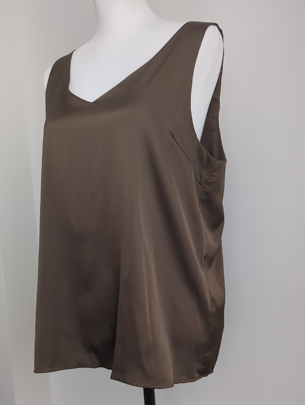 NWOT Ekouaer Brown Satin V-Neck Tank Top Blouse LARGE